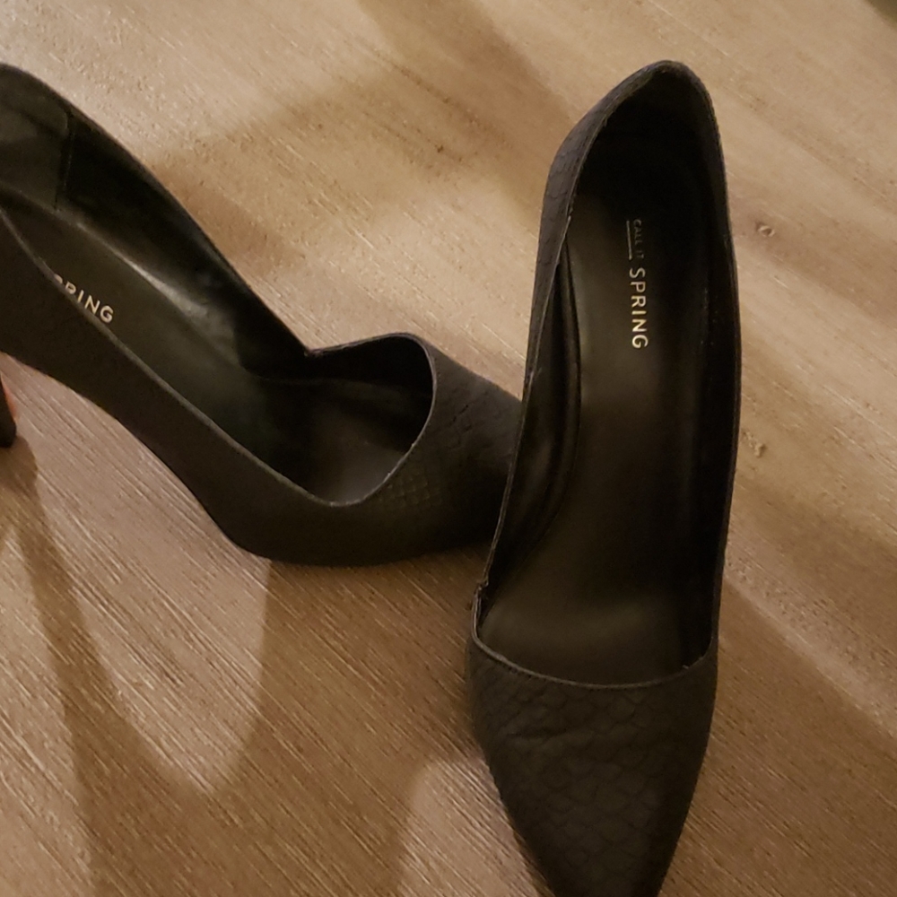Black pumps